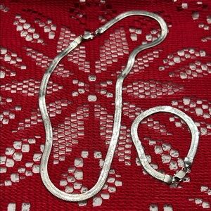 Silver Necklace and Bracelet Set Shimmers in light